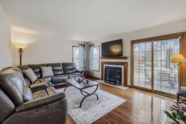 305 N Fiore Parkway, Vernon Hills, IL 60061