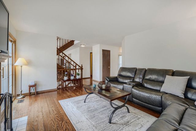 305 N Fiore Parkway, Vernon Hills, IL 60061