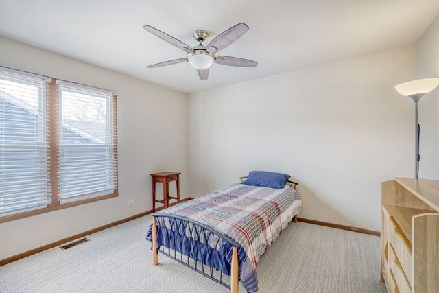 305 N Fiore Parkway, Vernon Hills, IL 60061