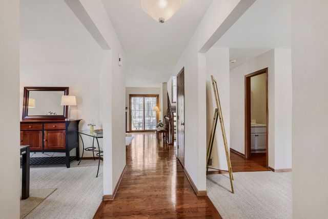 305 N Fiore Parkway, Vernon Hills, IL 60061