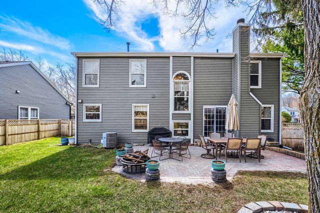 305 N Fiore Parkway, Vernon Hills, IL 60061