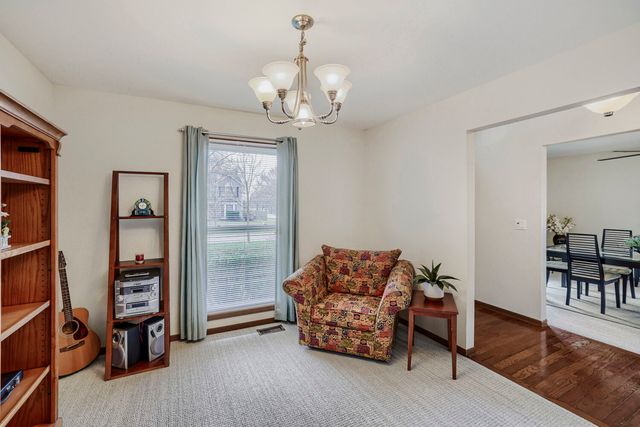 305 N Fiore Parkway, Vernon Hills, IL 60061