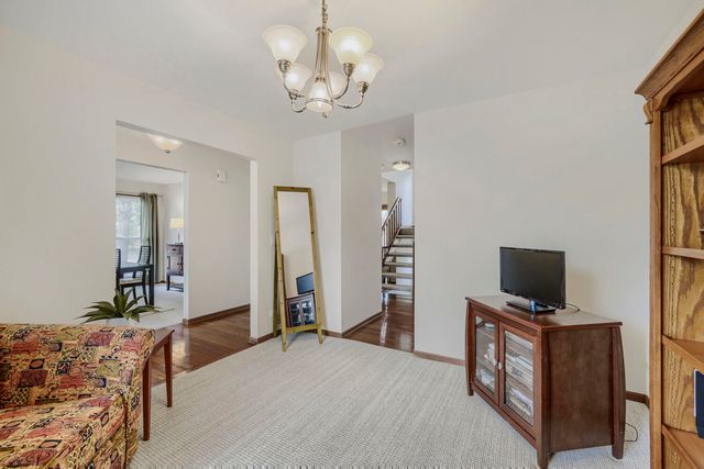 305 N Fiore Parkway, Vernon Hills, IL 60061