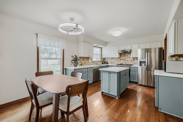 305 N Fiore Parkway, Vernon Hills, IL 60061