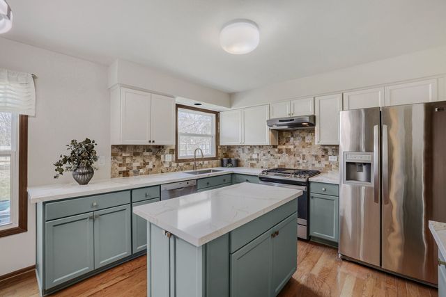 305 N Fiore Parkway, Vernon Hills, IL 60061