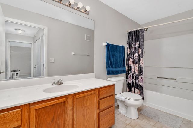 1303 Silverstone Drive 1303, Carpentersville, IL 60110