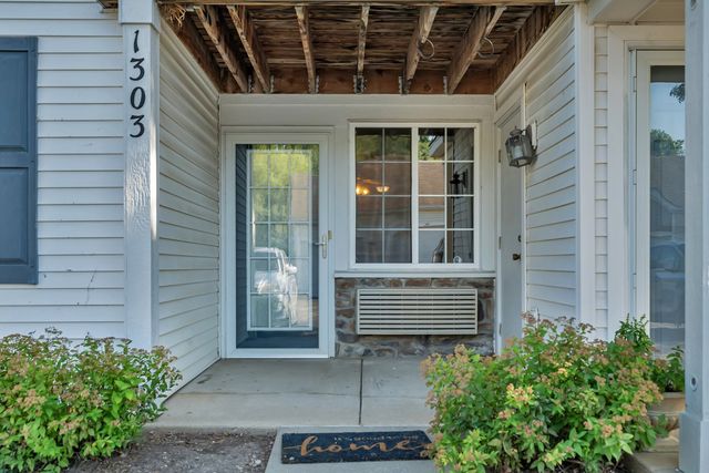 1303 Silverstone Drive 1303, Carpentersville, IL 60110