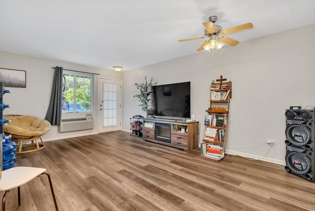 1303 Silverstone Drive 1303, Carpentersville, IL 60110