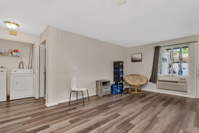 1303 Silverstone Drive 1303, Carpentersville, IL 60110