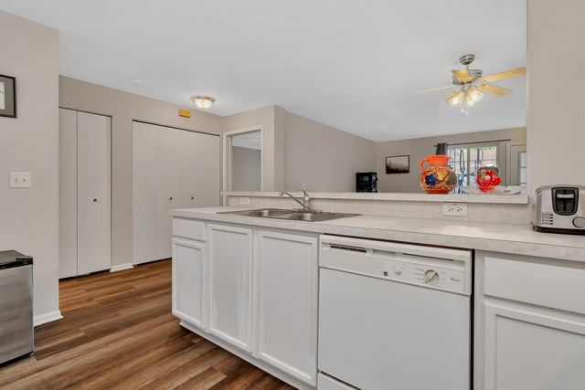 1303 Silverstone Drive 1303, Carpentersville, IL 60110