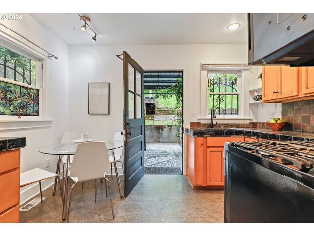 9897 Nw HOGE Ave, Portland, OR 97231