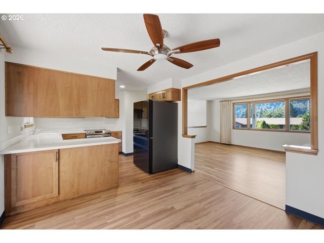 895 Nw 3RD St, Gresham, OR 97030
