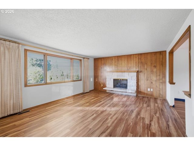 895 Nw 3RD St, Gresham, OR 97030