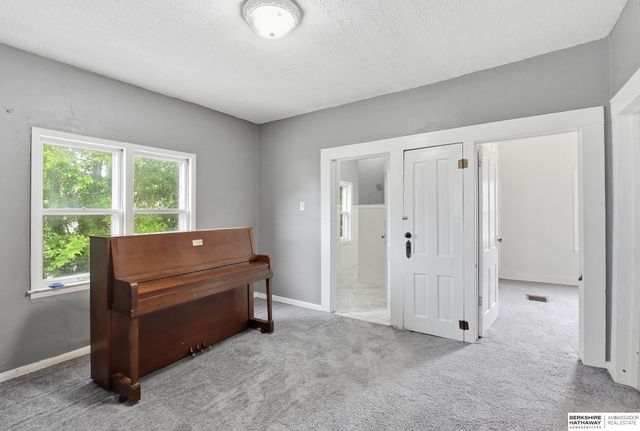 1915 S 11th Street, Omaha, NE 68108