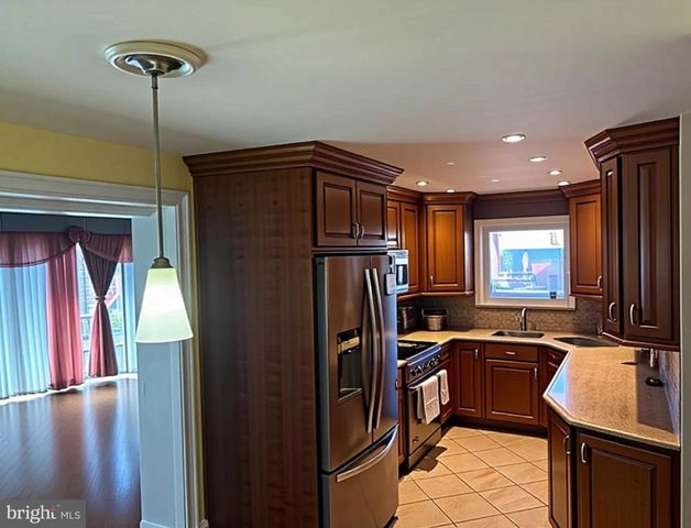 866 N MARSHALL ST, Philadelphia, PA 19123