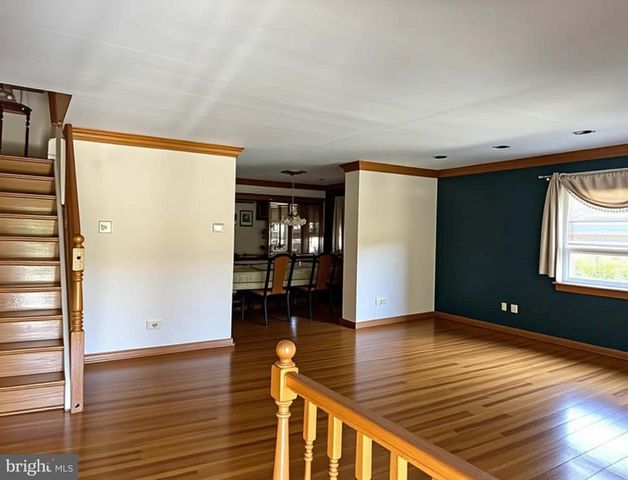 866 N MARSHALL ST, Philadelphia, PA 19123