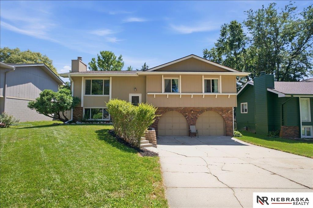 15111 Davenport Circle, Omaha, NE 68154