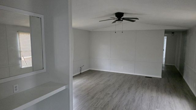 1113 Colorado ST 10, Smithville, TX 78957