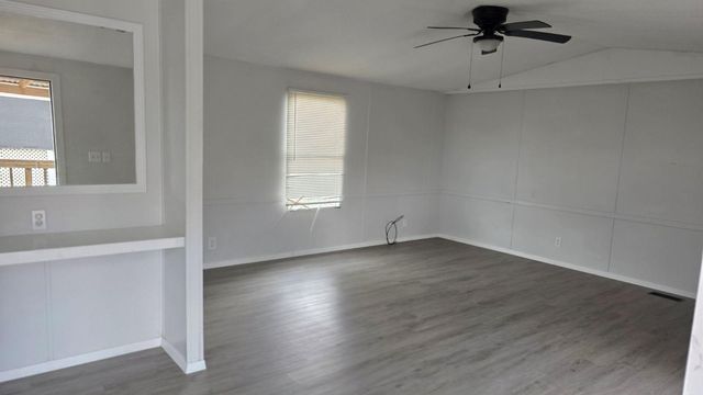 1113 Colorado ST 10, Smithville, TX 78957