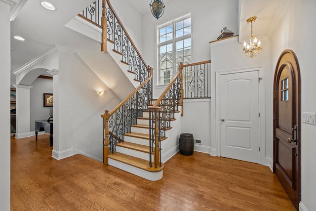 33 Washington Circle, Lake Forest, IL 60045