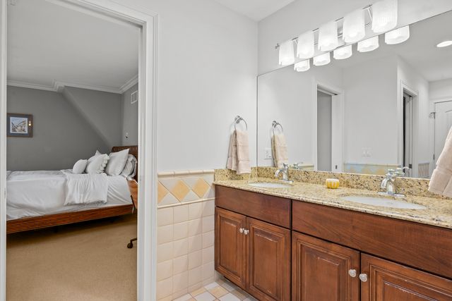 33 Washington Circle, Lake Forest, IL 60045