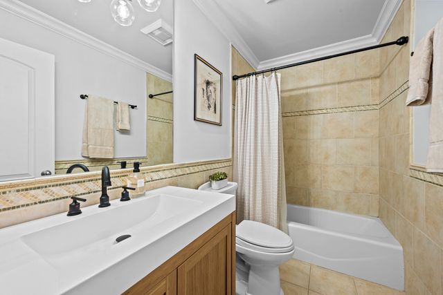 33 Washington Circle, Lake Forest, IL 60045