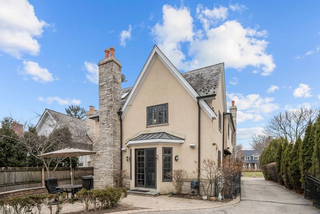 33 Washington Circle, Lake Forest, IL 60045