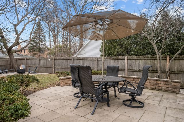 33 Washington Circle, Lake Forest, IL 60045