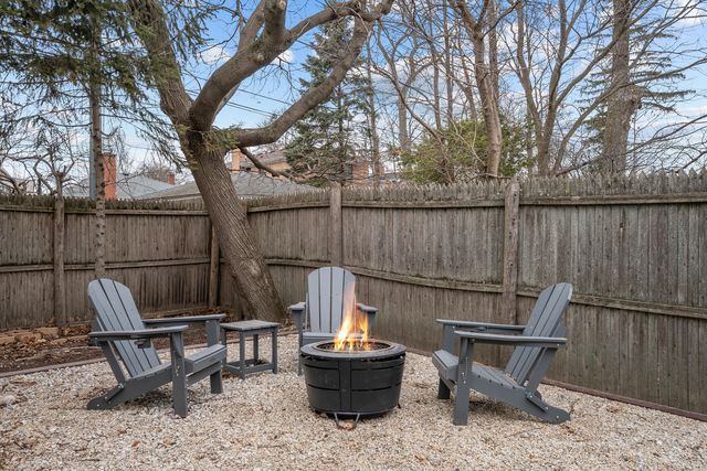 33 Washington Circle, Lake Forest, IL 60045