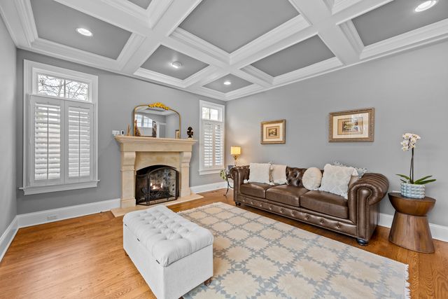 33 Washington Circle, Lake Forest, IL 60045