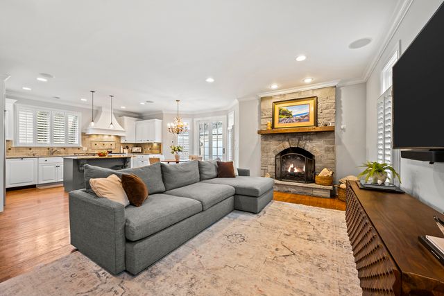 33 Washington Circle, Lake Forest, IL 60045
