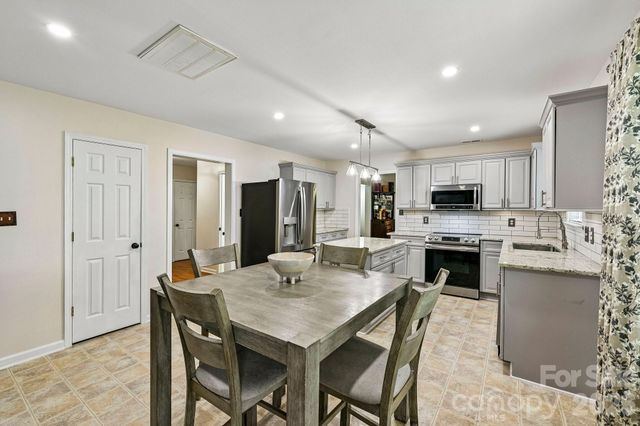 127 Elrosa Road, Mooresville, NC 28115