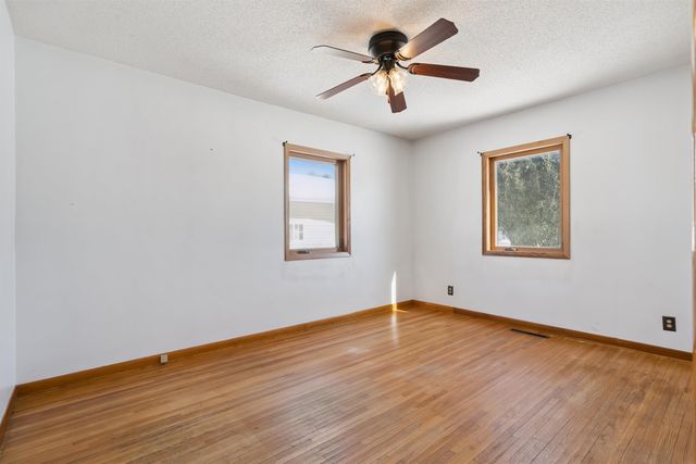 214 9th Street, Aplington, IA 50604