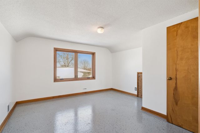 214 9th Street, Aplington, IA 50604