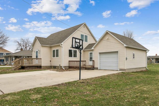 214 9th Street, Aplington, IA 50604