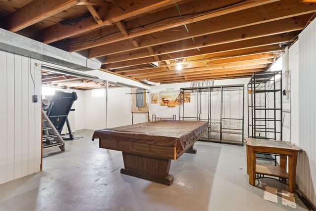 214 9th Street, Aplington, IA 50604