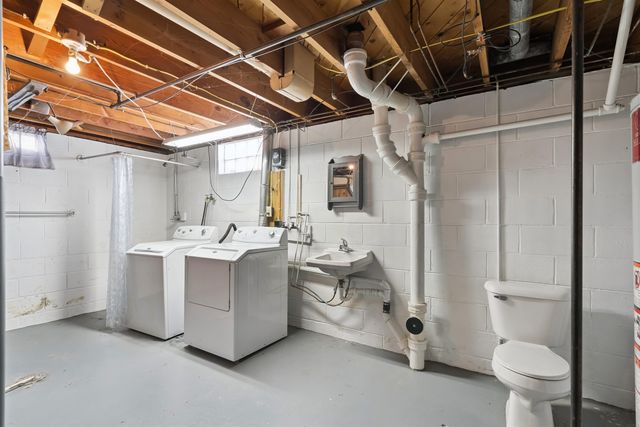 214 9th Street, Aplington, IA 50604