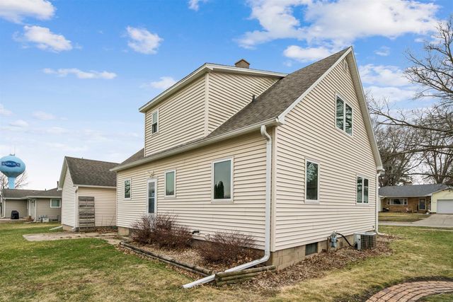 214 9th Street, Aplington, IA 50604