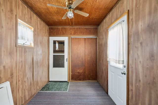 214 9th Street, Aplington, IA 50604