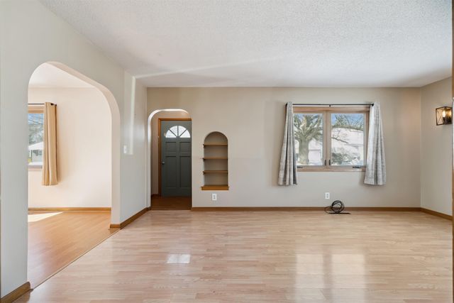 214 9th Street, Aplington, IA 50604