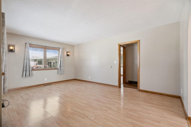 214 9th Street, Aplington, IA 50604