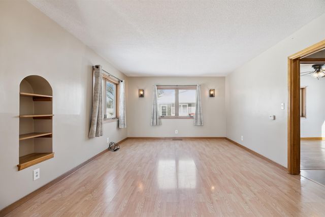 214 9th Street, Aplington, IA 50604