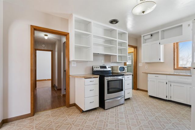 214 9th Street, Aplington, IA 50604