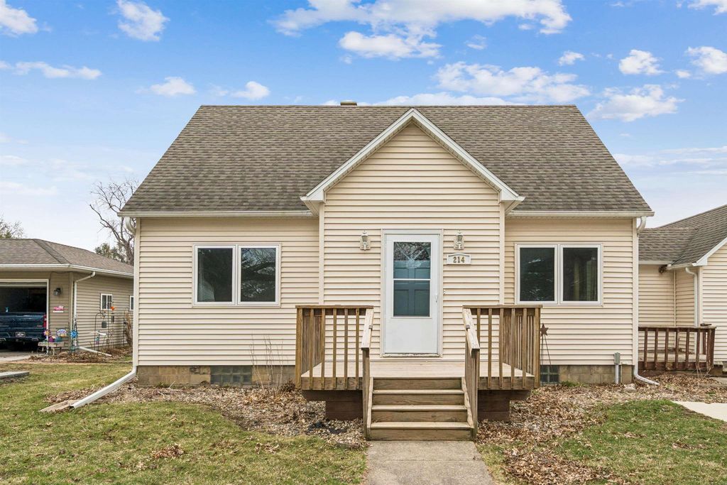 214 9th Street, Aplington, IA 50604