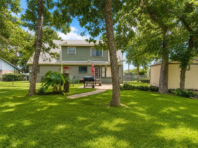 42 Golfview Drive, Hilltop Lakes, TX 77871
