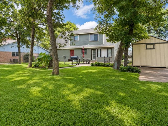 42 Golfview Drive, Hilltop Lakes, TX 77871