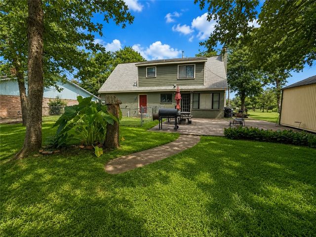 42 Golfview Drive, Hilltop Lakes, TX 77871