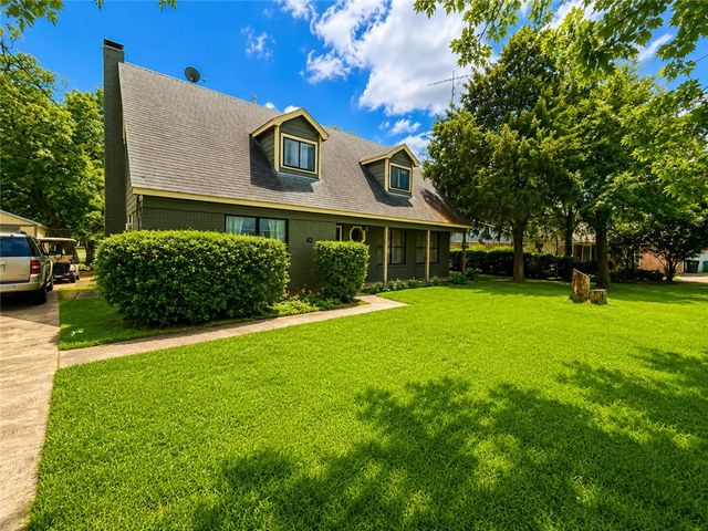 42 Golfview Drive, Hilltop Lakes, TX 77871
