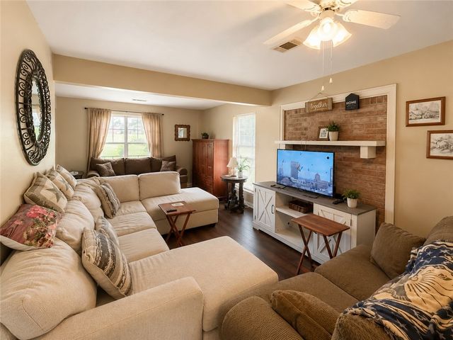 42 Golfview Drive, Hilltop Lakes, TX 77871