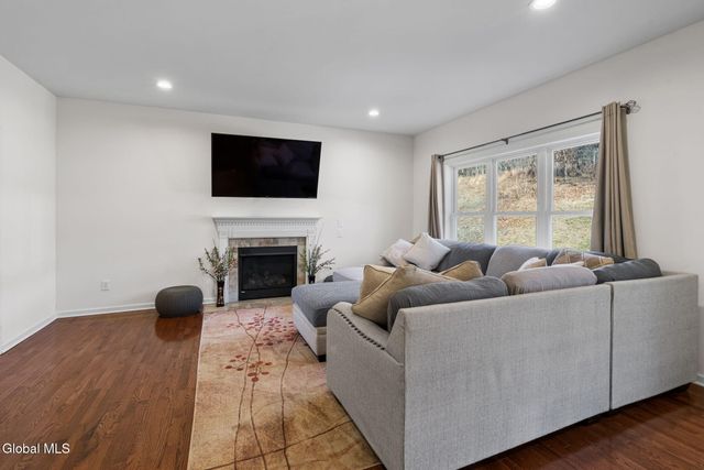 2 Birch Court, North Greenbush, NY 12180